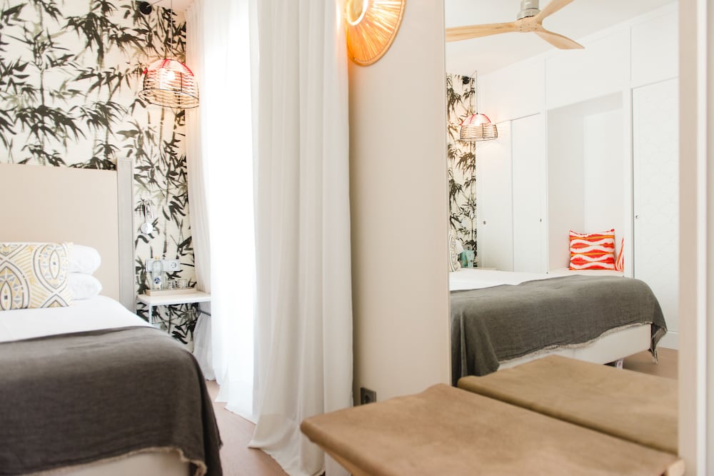 Habitación Superior, Balcón (Vista Lateral al Mar)