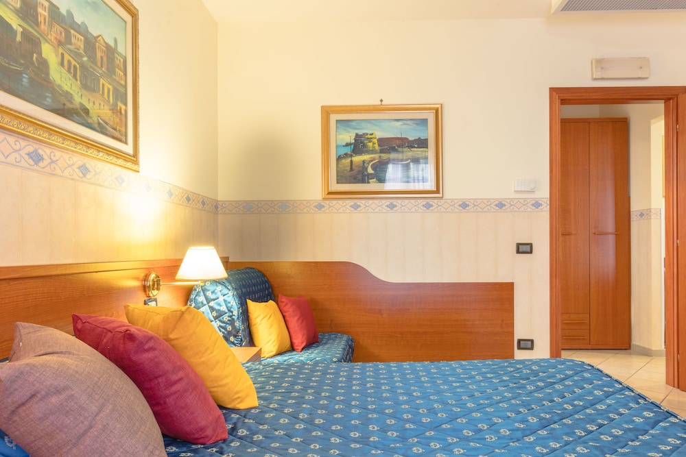 Suite - Photo 1