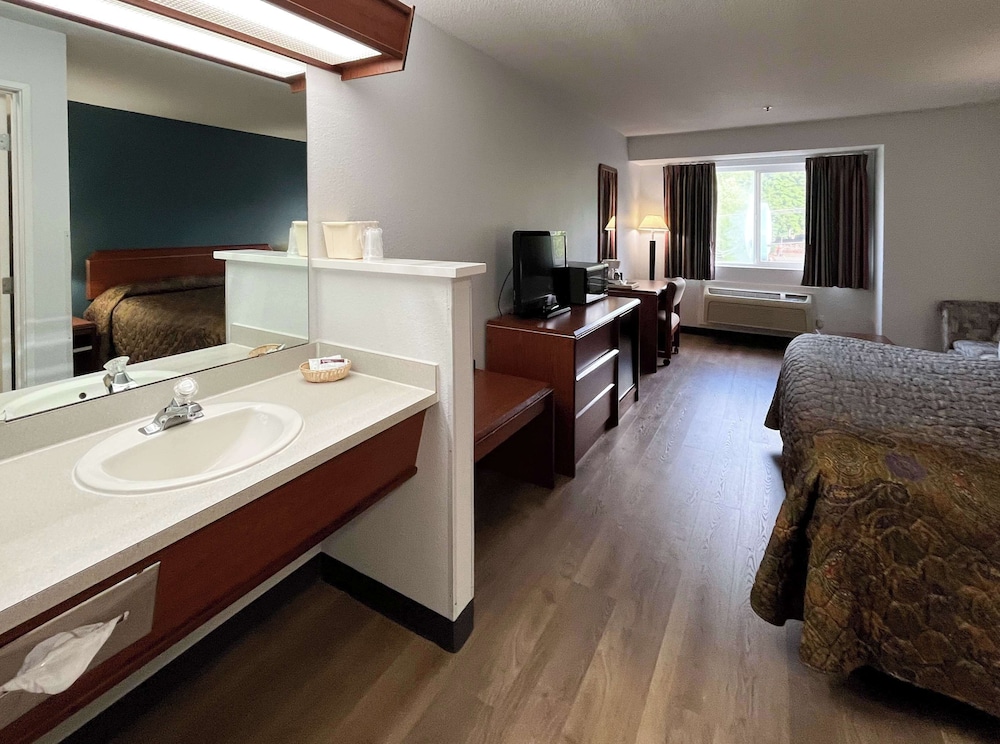 Deluxe Room, 1 King Bed, Accessible, Non Smoking