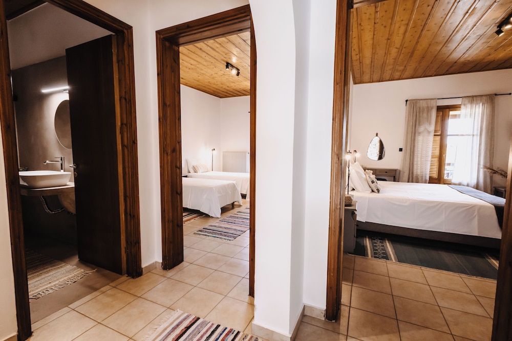 Quadruple Room, Balcony, Mountain View photo 1