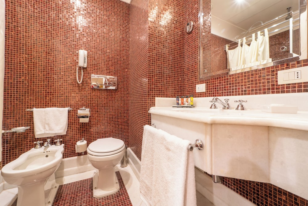 Luxury Suite, 2 Bathrooms, Park View - Photo 11