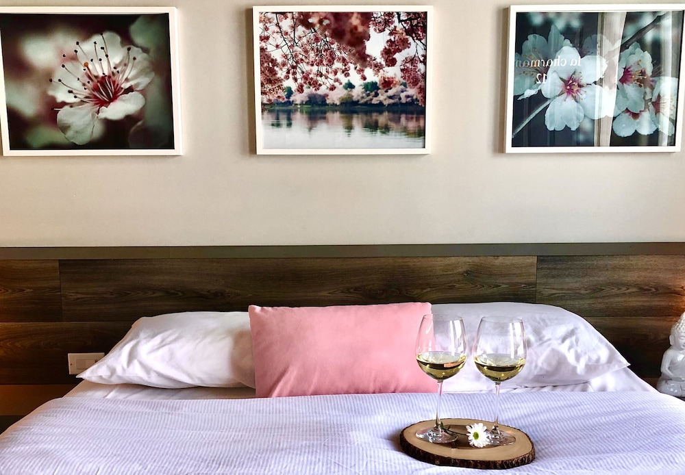Deluxe Room, 1 Queen Bed, Lake View photo 1