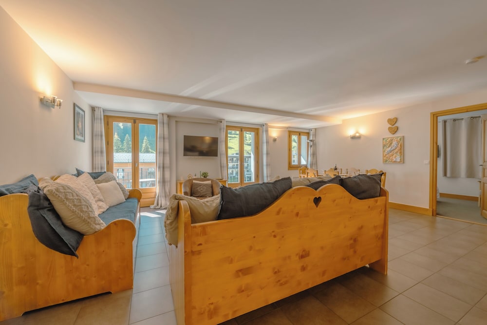Family Apartment, Multiple Bedrooms, 2 Bathrooms (Vallorcine Loriaz 35 ski in / ski out)