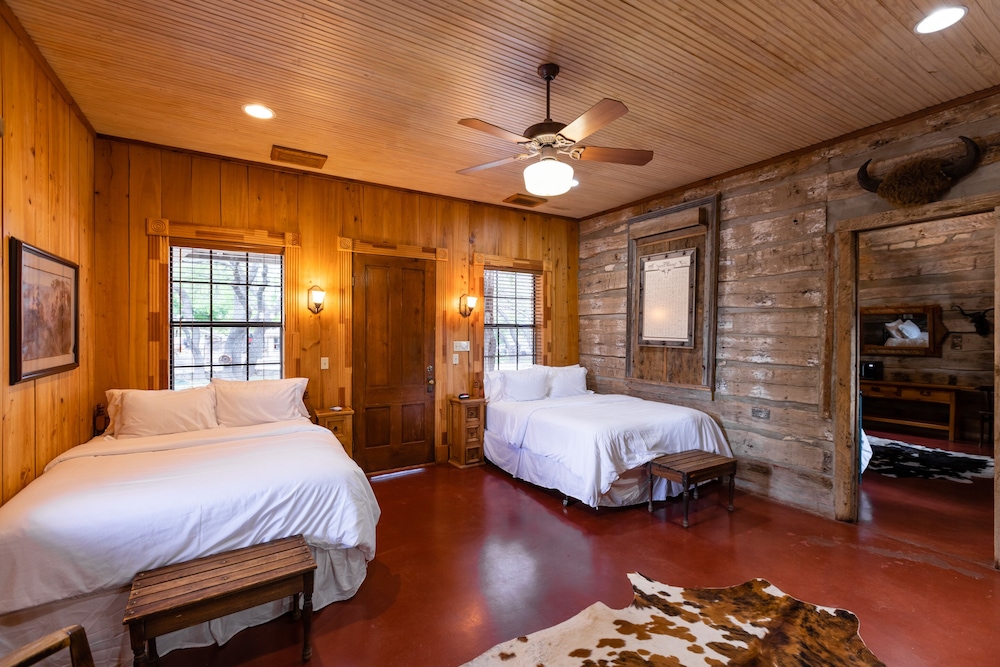 Premium Cabin, 2 Queen Beds, Garden Area photo 1