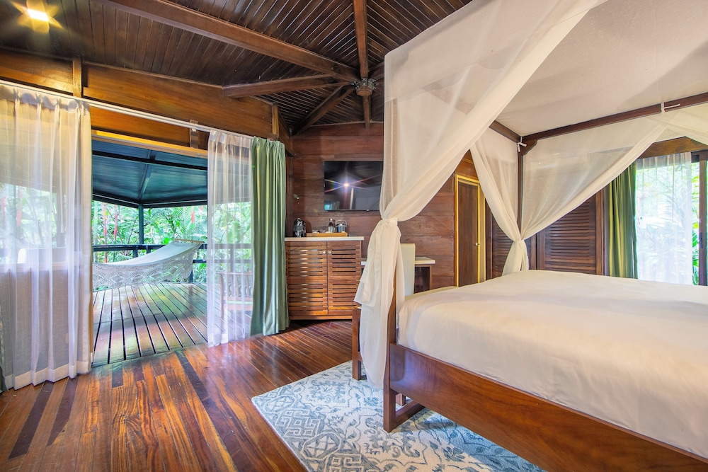 Rainforest Bungalow with King Bed photo 3