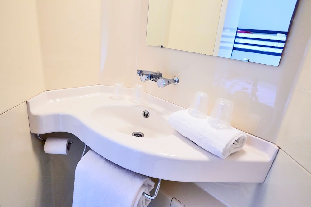 Standard Room, 3 Twin Beds - Photo 5