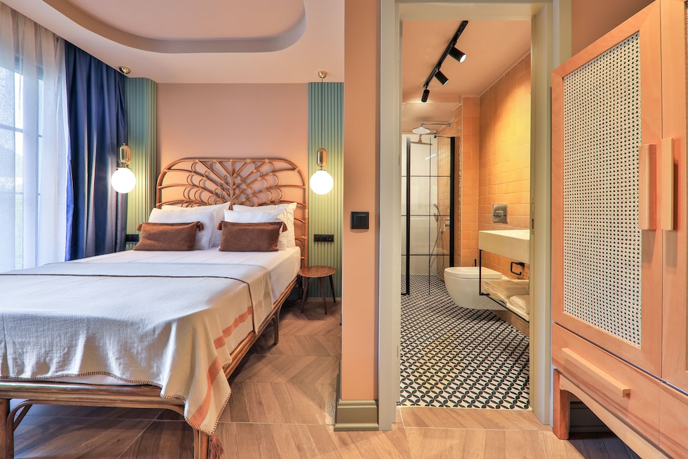 Deluxe Room, Balcony - Photo 13