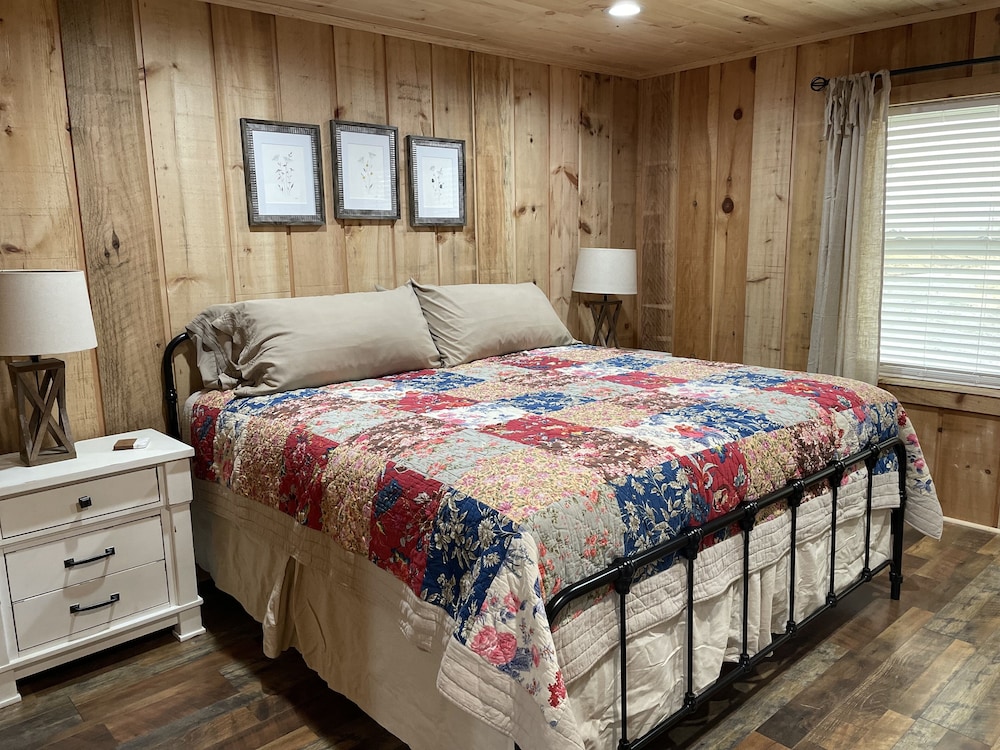 Deluxe Cottage, 1 King Bed, Non Smoking, Jetted Tub photo 1