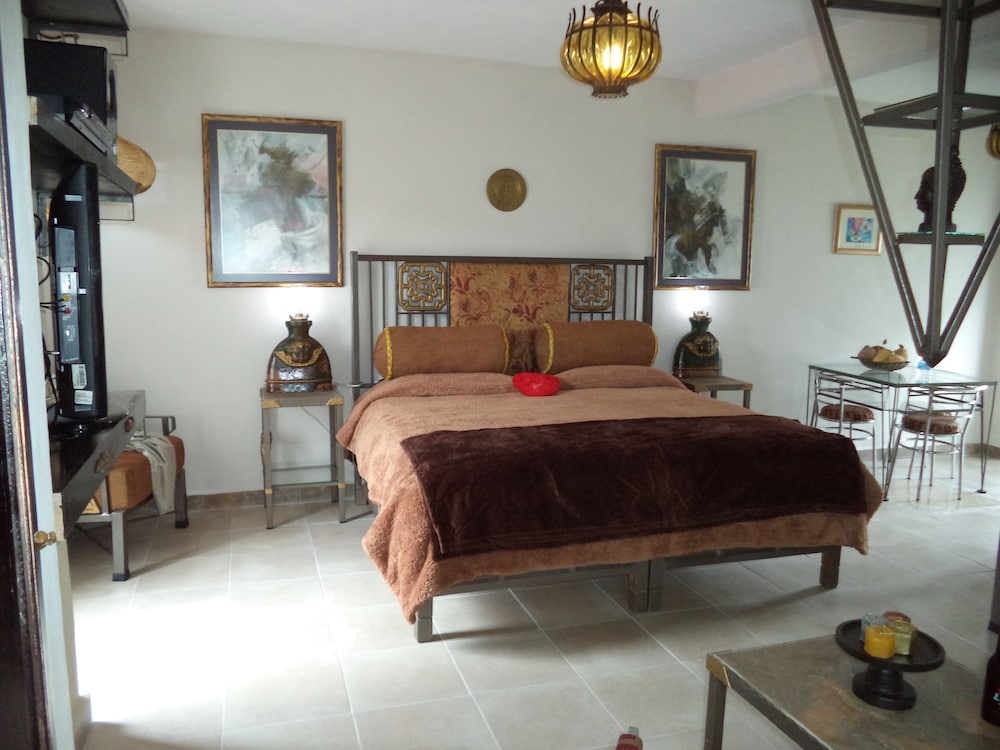 Honeymoon Studio Suite photo 2