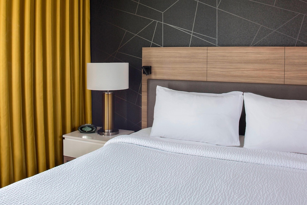 Executive Suite, 2 Bedrooms (Mobility Accessible, Roll-In Shower) photo 2