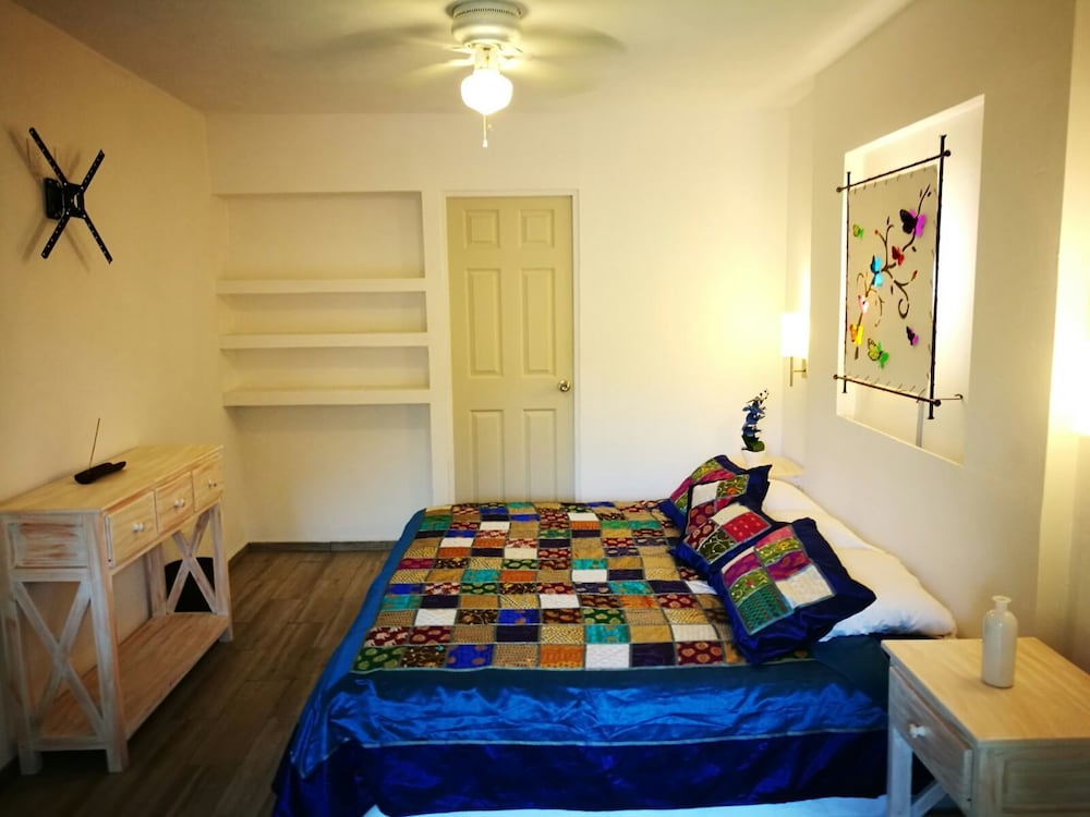 Deluxe Room, 1 Queen Bed photo 2