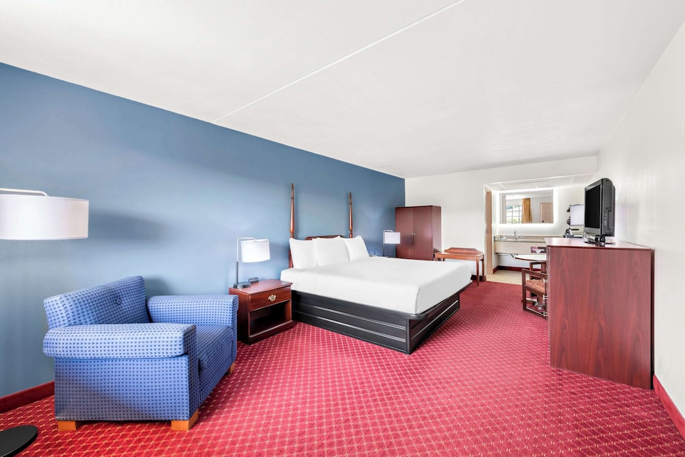 Room, 1 King Bed, Non Smoking - Photo 1