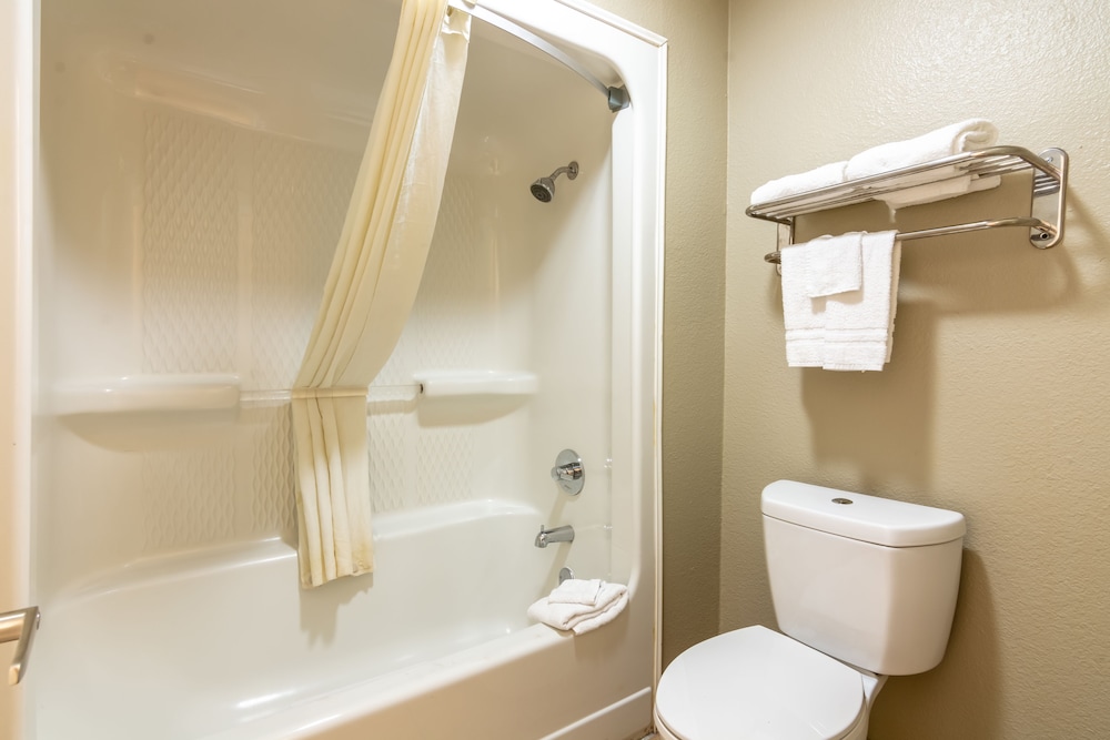 Standard Room, 2 Queen Beds - Photo 5