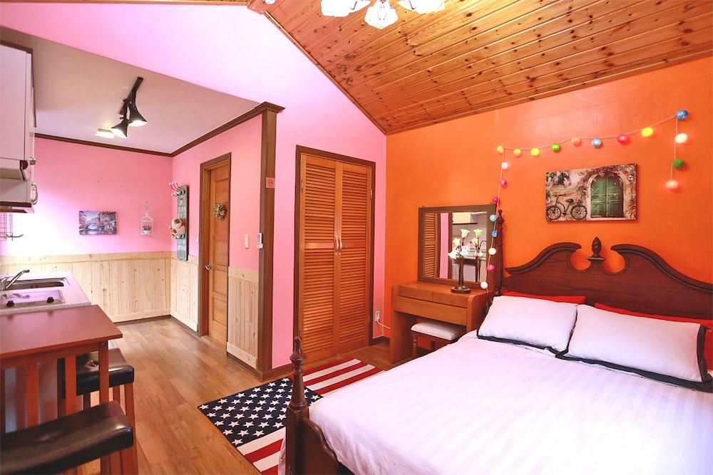 Room (Violet Quartz) photo 1