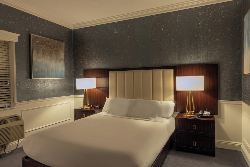 Luxury Room, 1 Queen Bed, Accessible photo 3