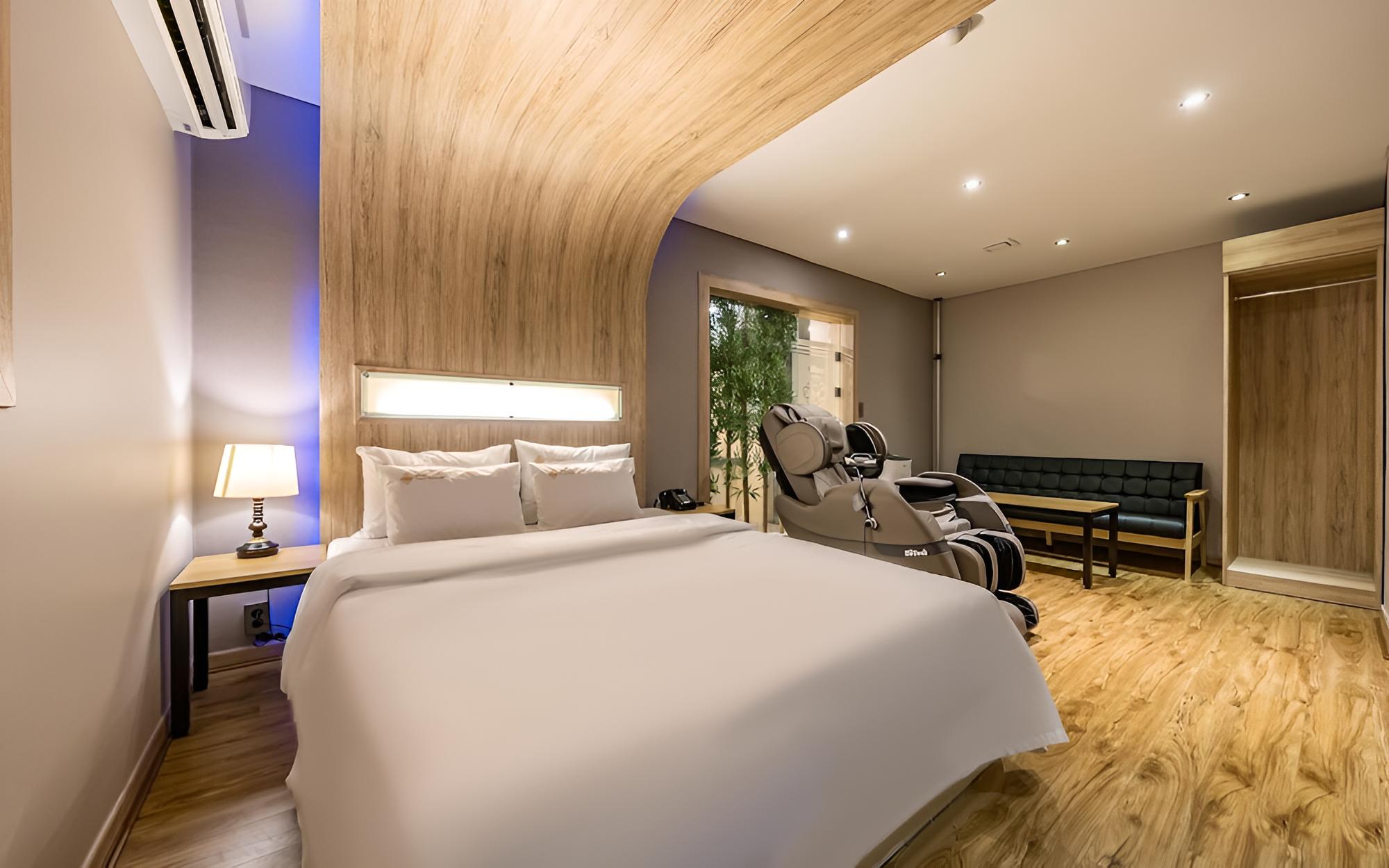 Room (VIP (Netflix styler available massage) - Photo 8