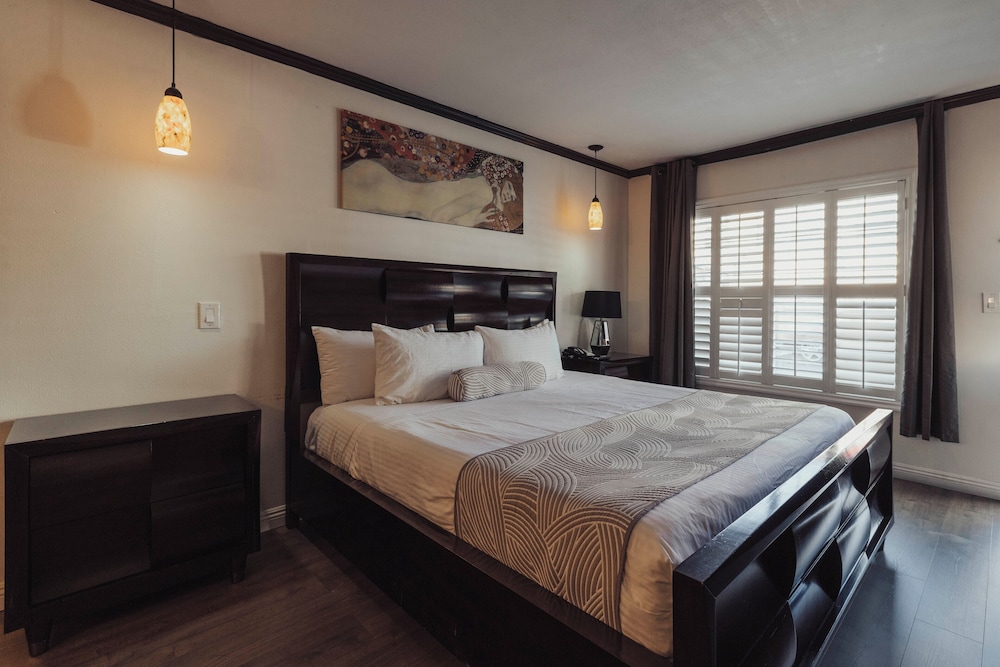 Romantic Single Room, 1 King Bed, Jetted Tub photo 3