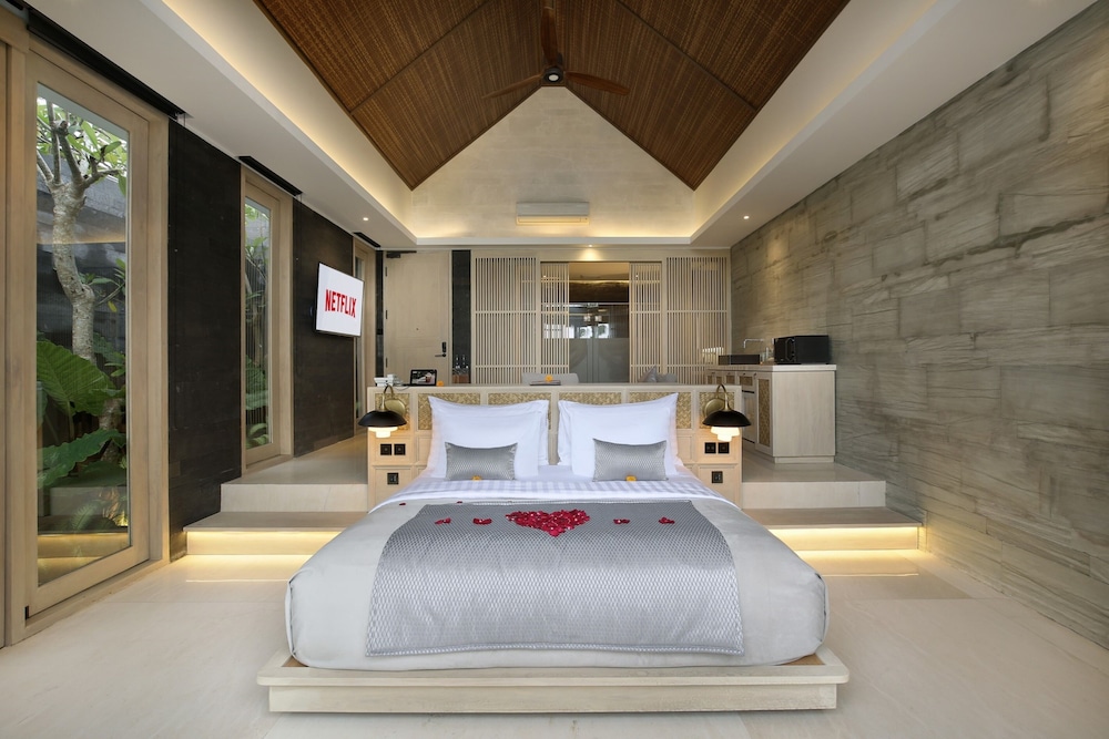 Royal Smart 1 Bedroom Villa with Private Pool & Hot Tub - Photo 16