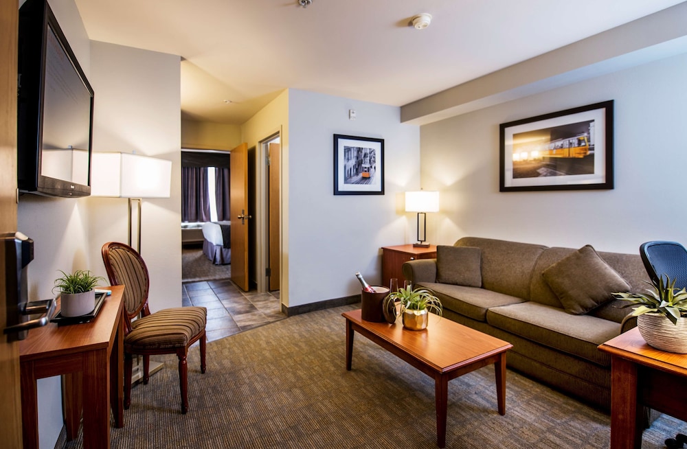 Suite, 1 Queen Bed, Non Smoking, Refrigerator photo 1