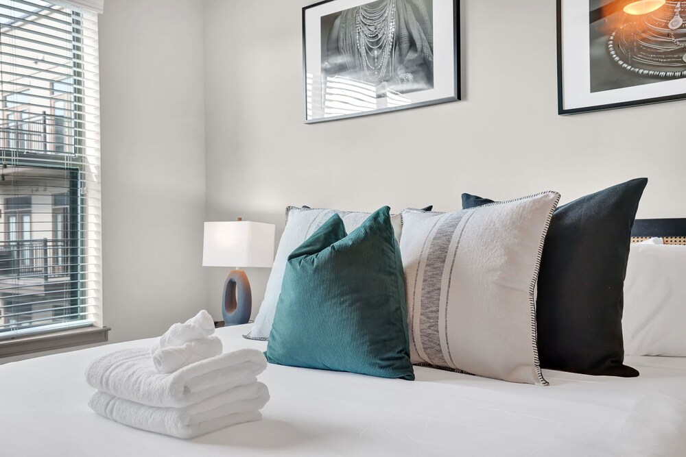 Ebony Ivory Midtown King Bed, Billede 47