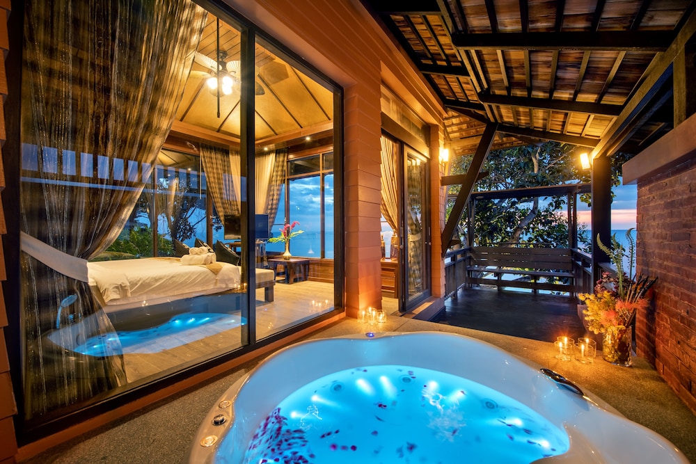 Beachfront Pool Villa One Bedroom - Photo 5