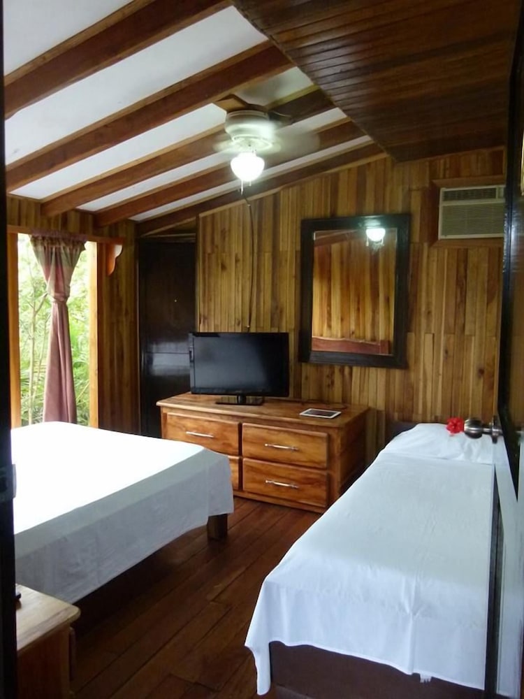 Classic Triple Room, Multiple Beds, Non Smoking, Private Bathroom photo 2