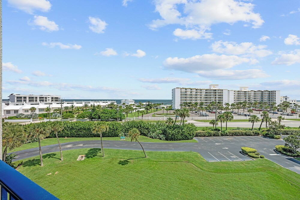 Sunny 3BR Condo Steps to Beach Pool NSB FL, 사진 28