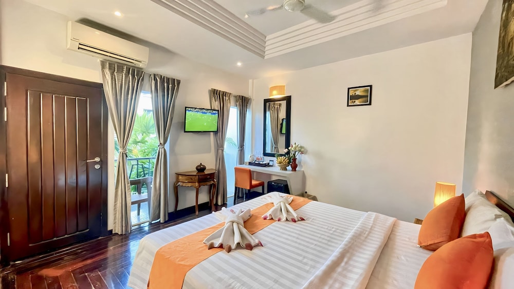 Family Room, Balcony, Pool View (Free Bus Station Pick up) - Photo 7