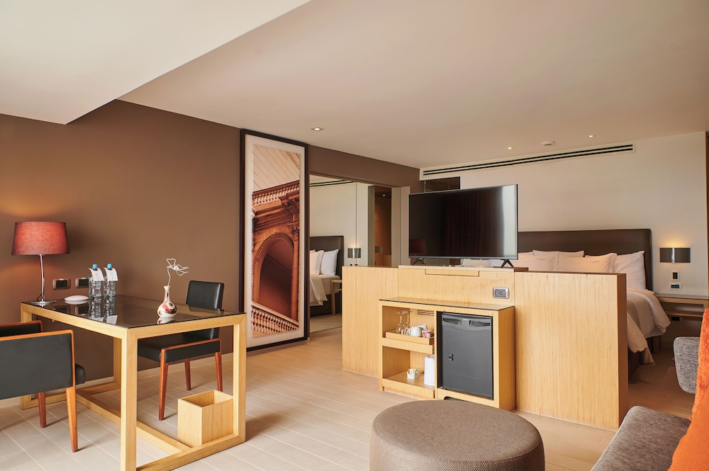 Deluxe Suite, 1 King Bed (Spa) - Photo 2