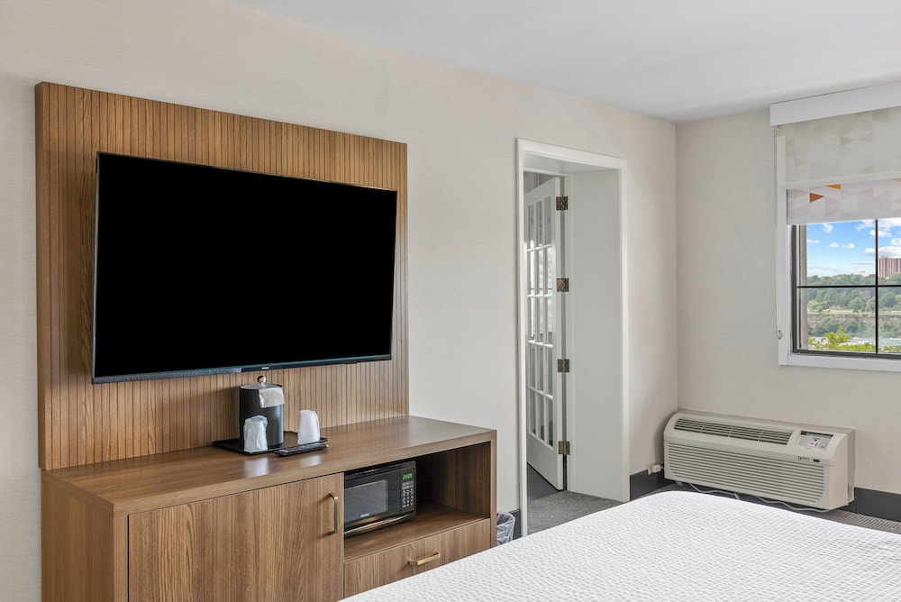 Suite, 1 King Bed (Canadian Skyline View) - Photo 13