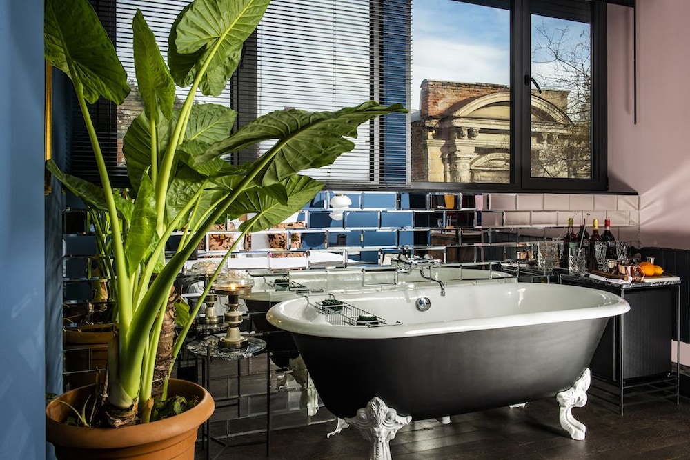 Romantic Suite (With Bathtub)