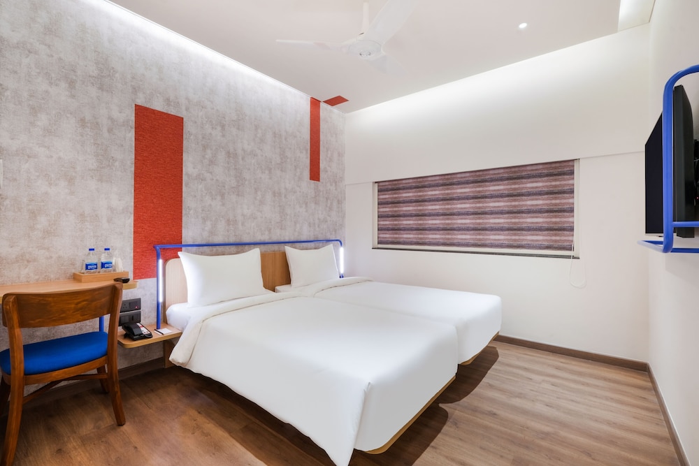 Suite, 1 Queen Bed, City View - Photo 11