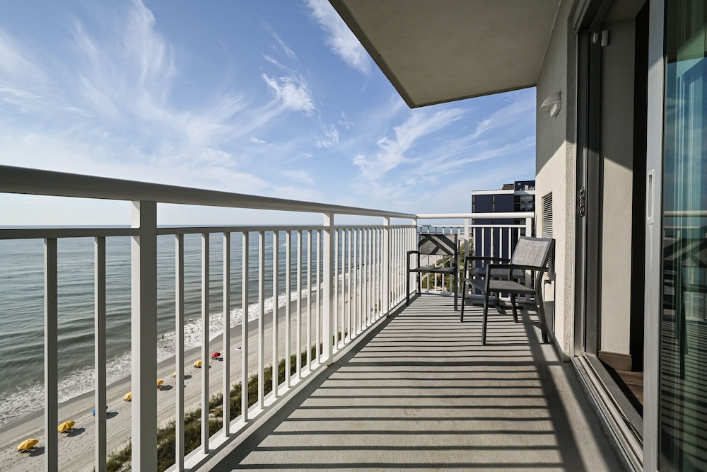 Studio Suite, 1 King Bed with Sofa bed, Balcony (Oceanfront) - Photo 3