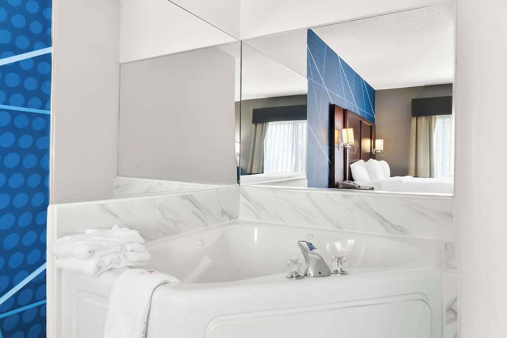 Executive Suite, 1 King Bed, Jetted Tub, Non Smoking photo 2