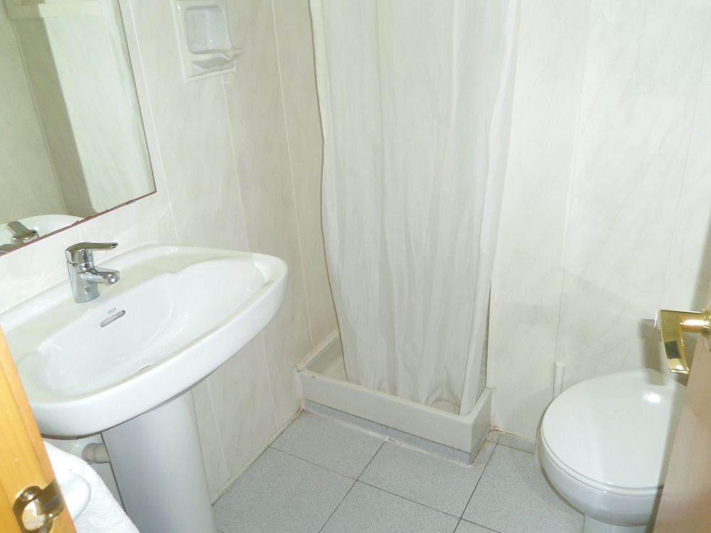Standard Triple Room - Photo 6