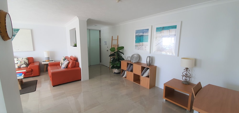 2 Bedroom Apartment (Ocean View, Unit 16) photo 3