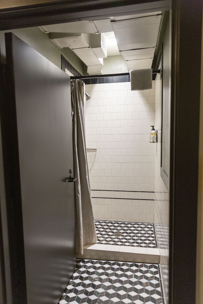 Standard Room, 1 Queen Bed, Shared Bathroom (Queen Shared Bath) - Photo 5