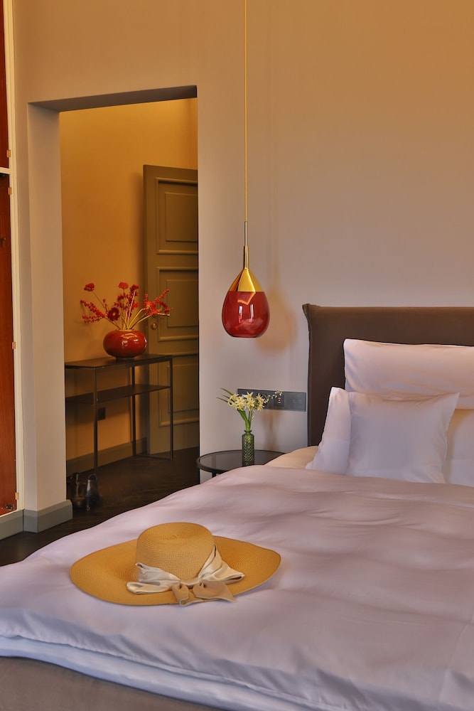 Luxury Room, 1 King Bed, Park View, Poolside photo 2