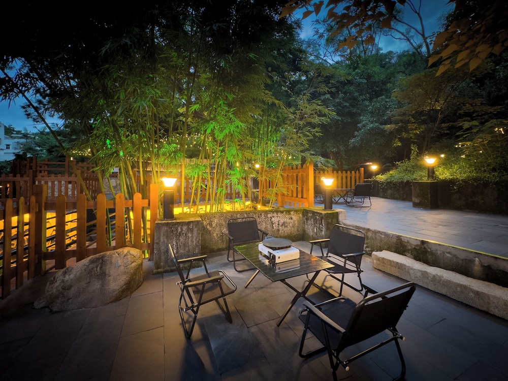 Business Twin Room, 2 Double Beds, Private Bathroom, Hill View photo 3