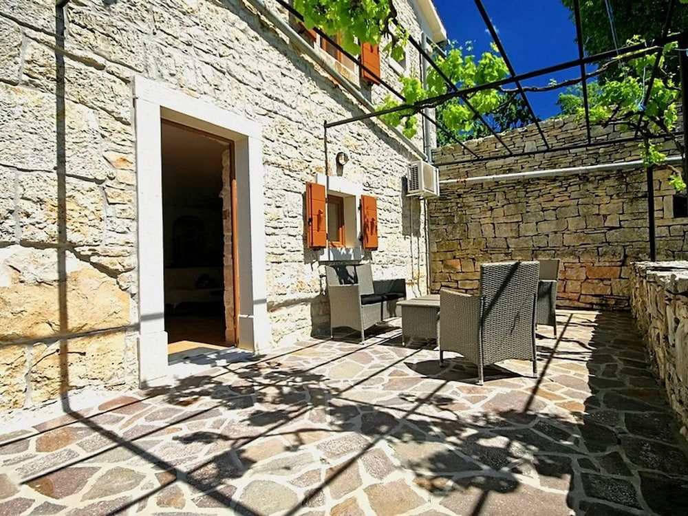 Villa photo 2