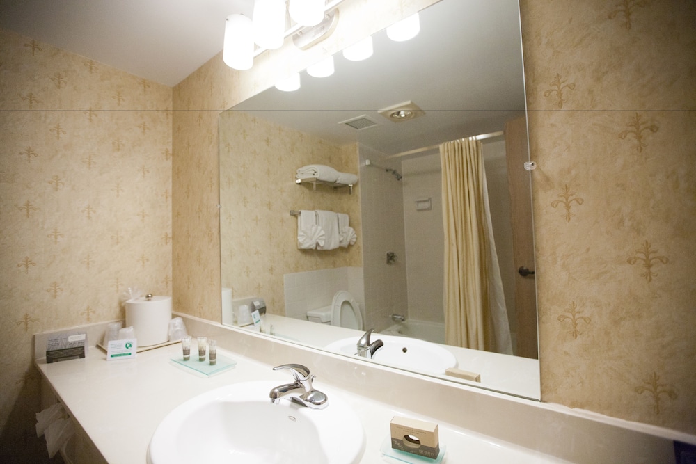 Standard Room, 2 Queen Beds - Photo 9