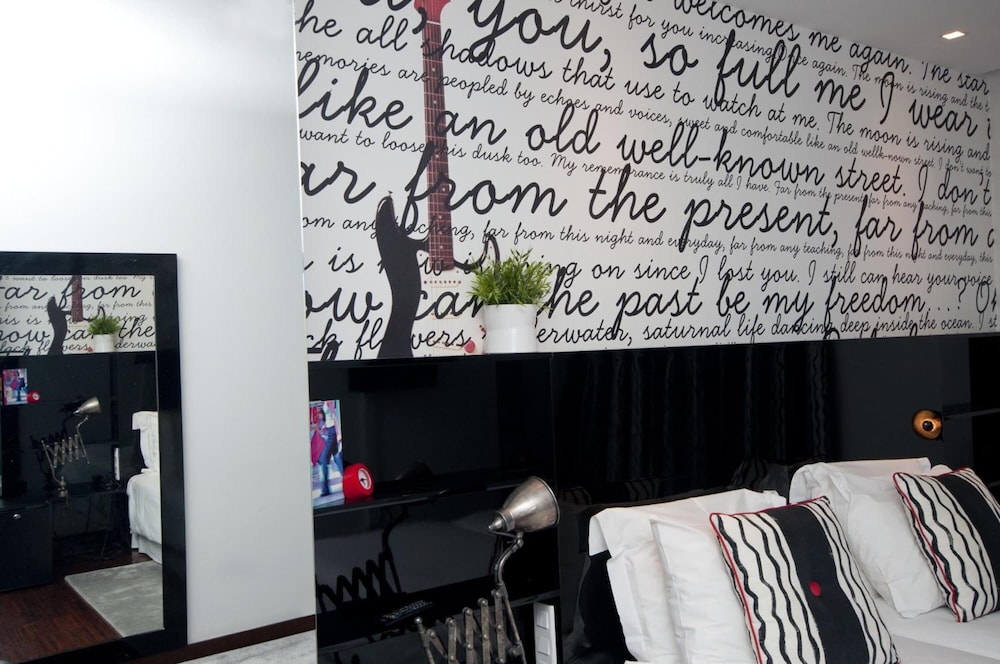 Twin Room with Extra Bed thumbnail 5