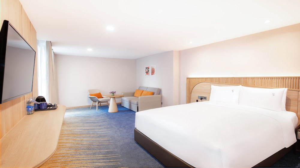 Suite, 1 Queen Bed, Balcony (Kitchenette, Free Breakfast)