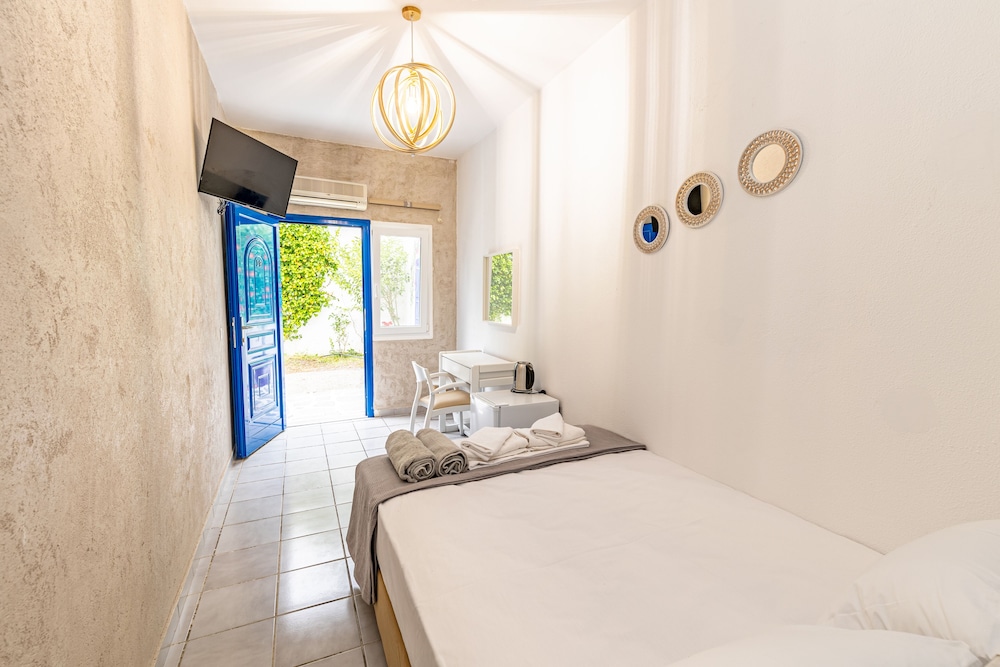 Standard Double Room, 1 King Bed photo 2