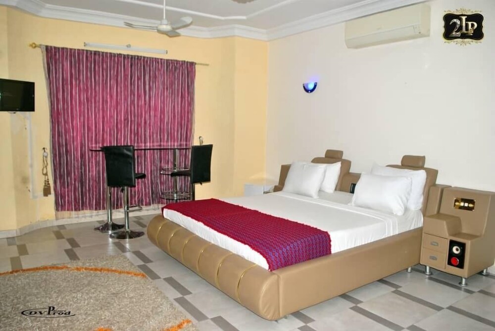 Room (2 La Place)