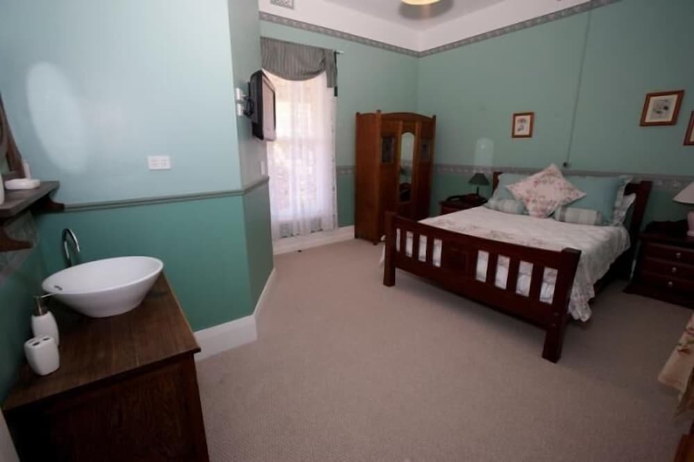 Premium Double Room, 1 Queen Bed, Ensuite (Lara Morgan Room) photo 1
