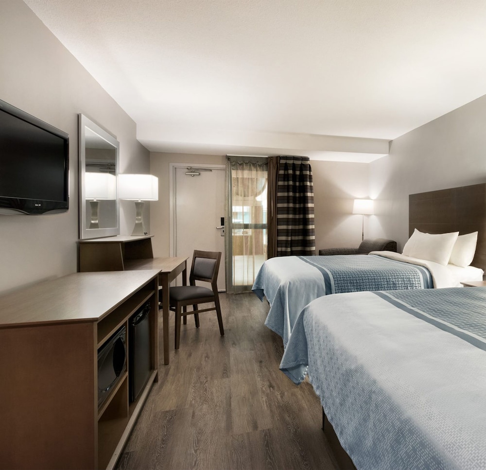 Room, 2 Queen Beds, Non Smoking, Tower - Photo 2