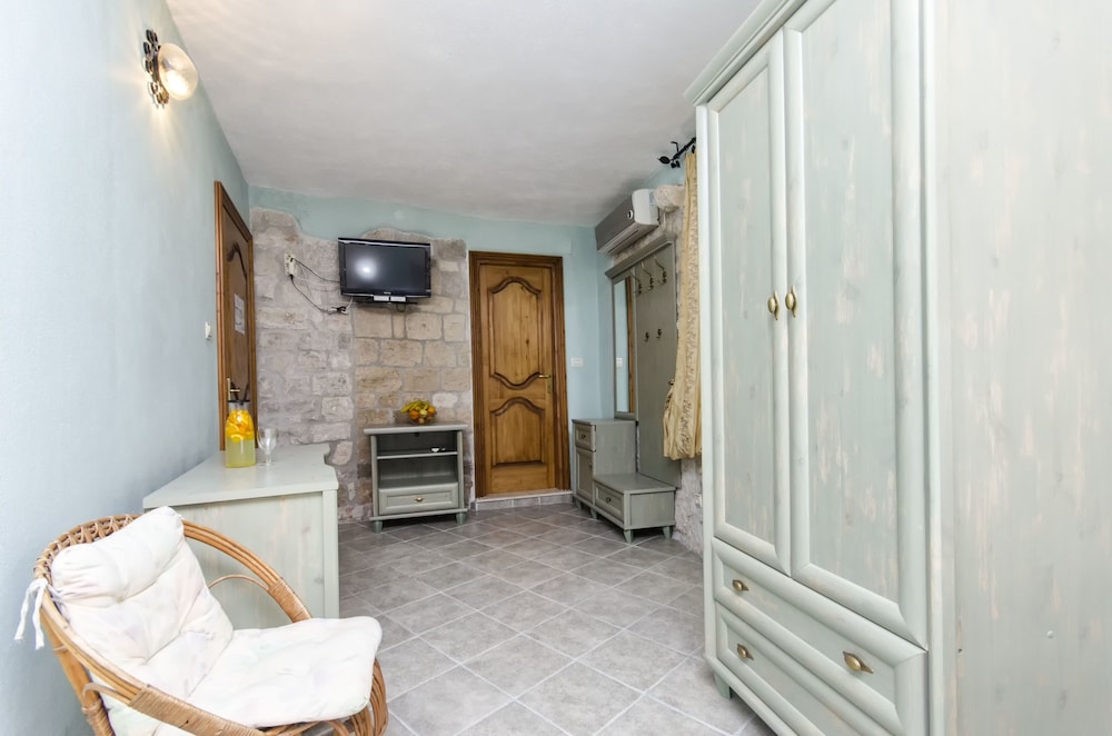 Standard Double Room - Photo 15