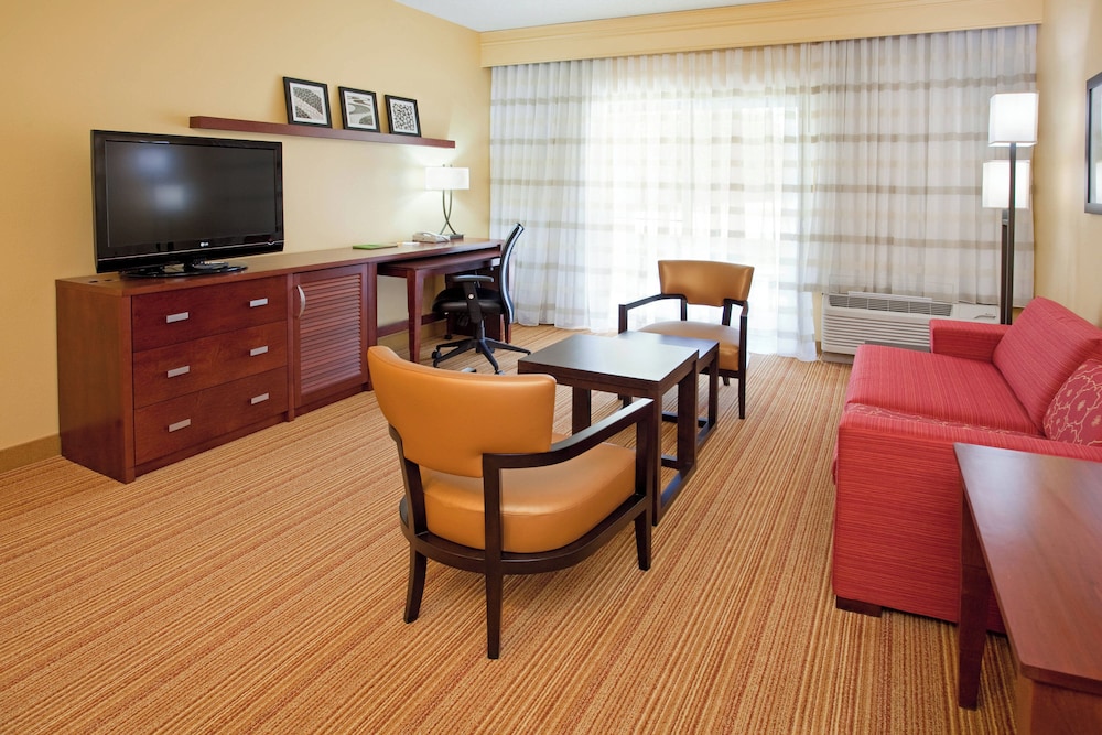 Executive Suite, 1 Bedroom, Patio - Photo 3