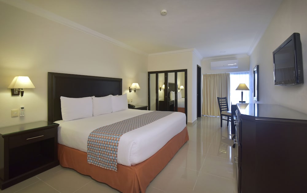 Deluxe Room, 1 King Bed photo 1